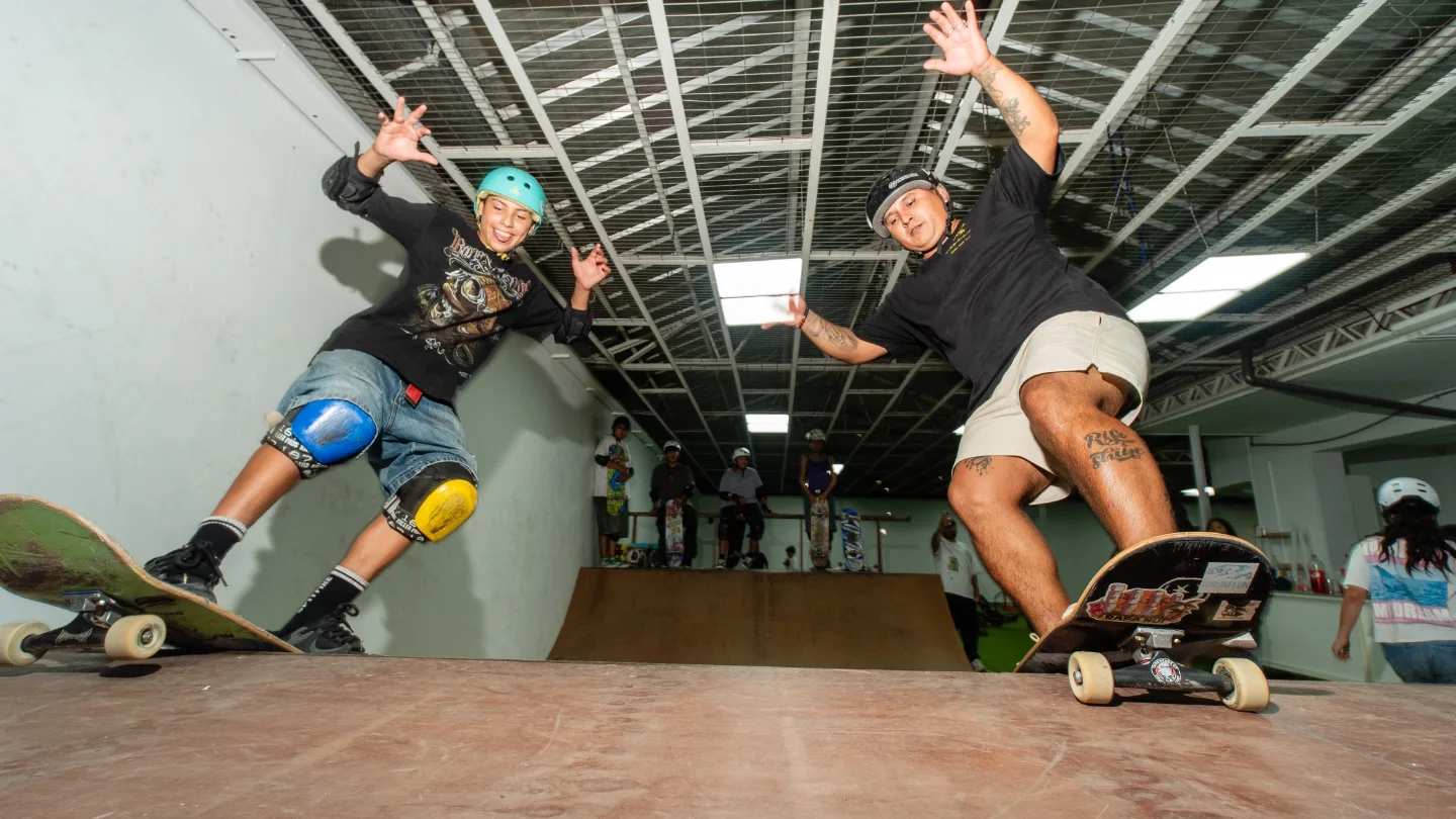 Dos skaters celebrando con los brazos arriba sobre la rampa de KZUP