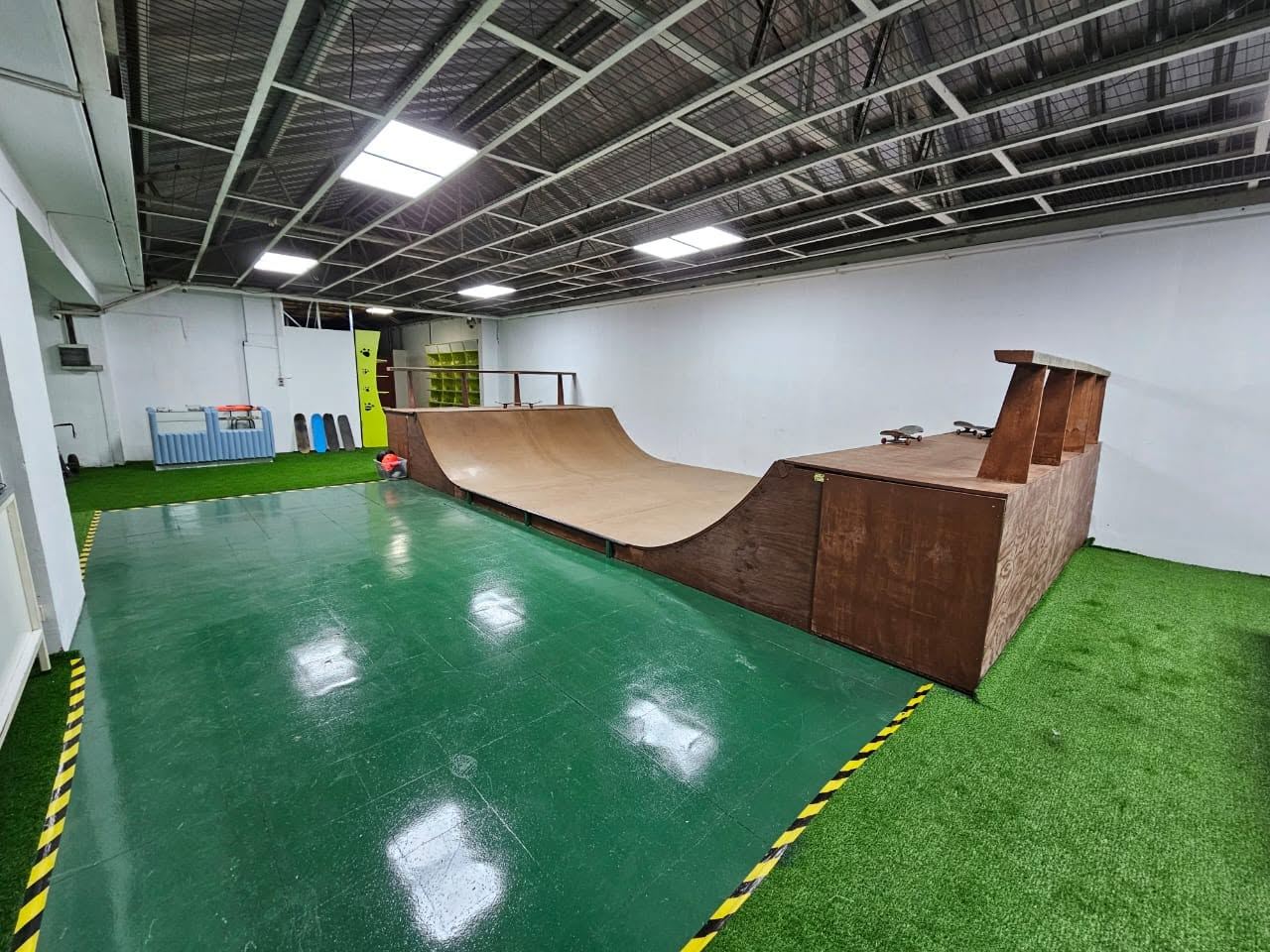 La mini rampa de skate de KZUP vista de lado, vacía