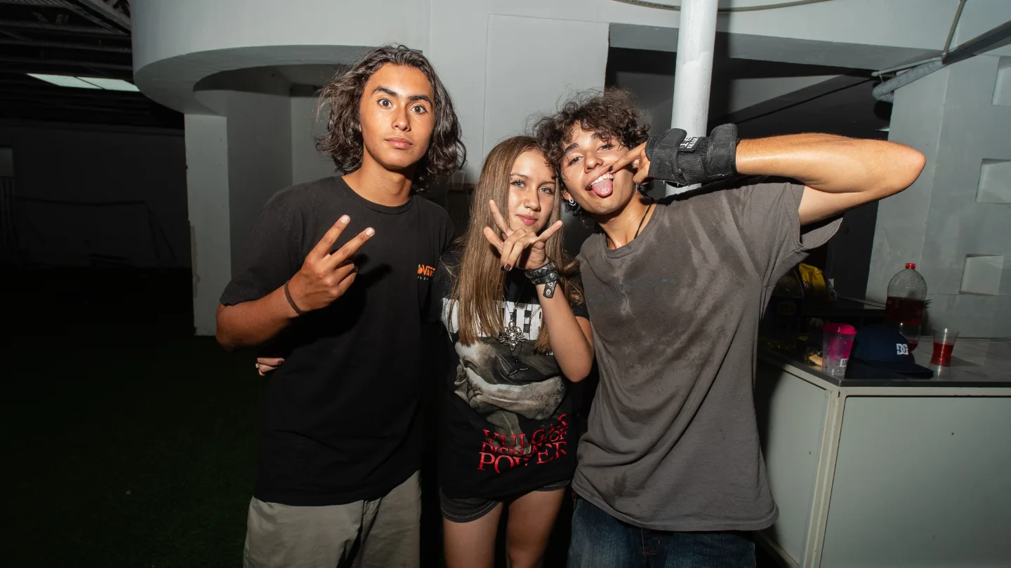 Tres jóvenes de la comunidad posando en KZUP